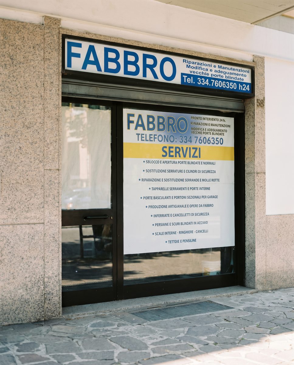Vetrina del fabbro Punto Forte in Via Pietro Cella 58 a Piacenza, pronto intervento 24h